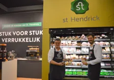 Henk van Oers en Jaap de Wit in de stand van Deli Harmony met de nieuwe knakworsten van St Hendrick. Henk: "Er komt ook een nieuwe verpakkingslijn voor de winkels aan. Hiermee hopen we onze ambachtelijke producten nog mooier te kunnen presenteren."